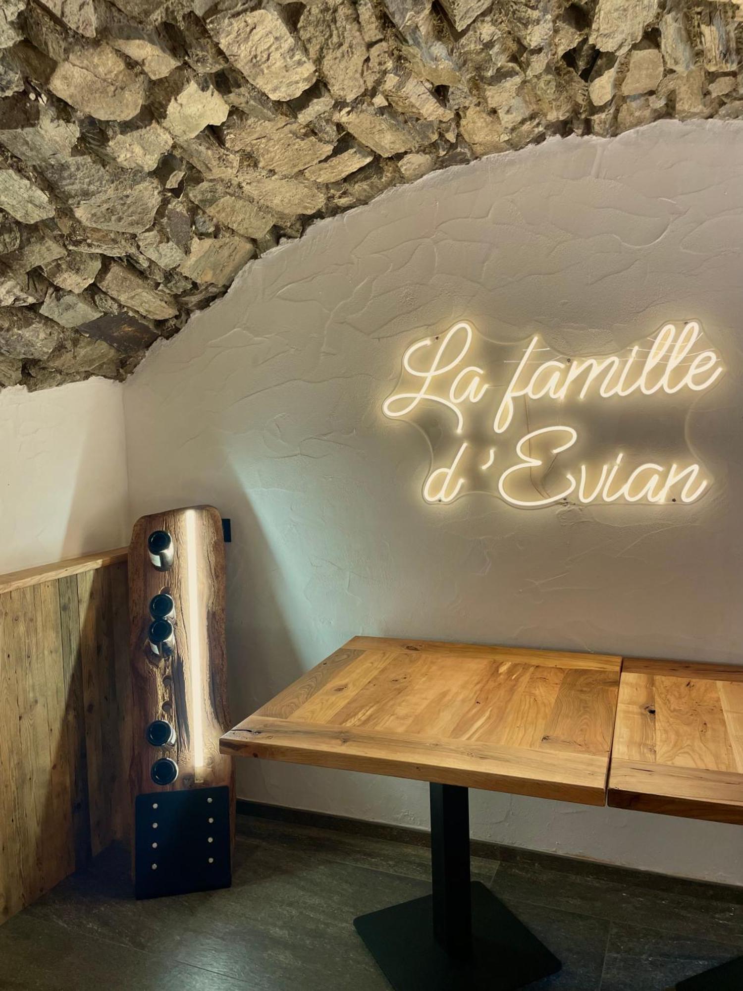 La Famille D'Evian Hotell Villeneuve Exteriör bild